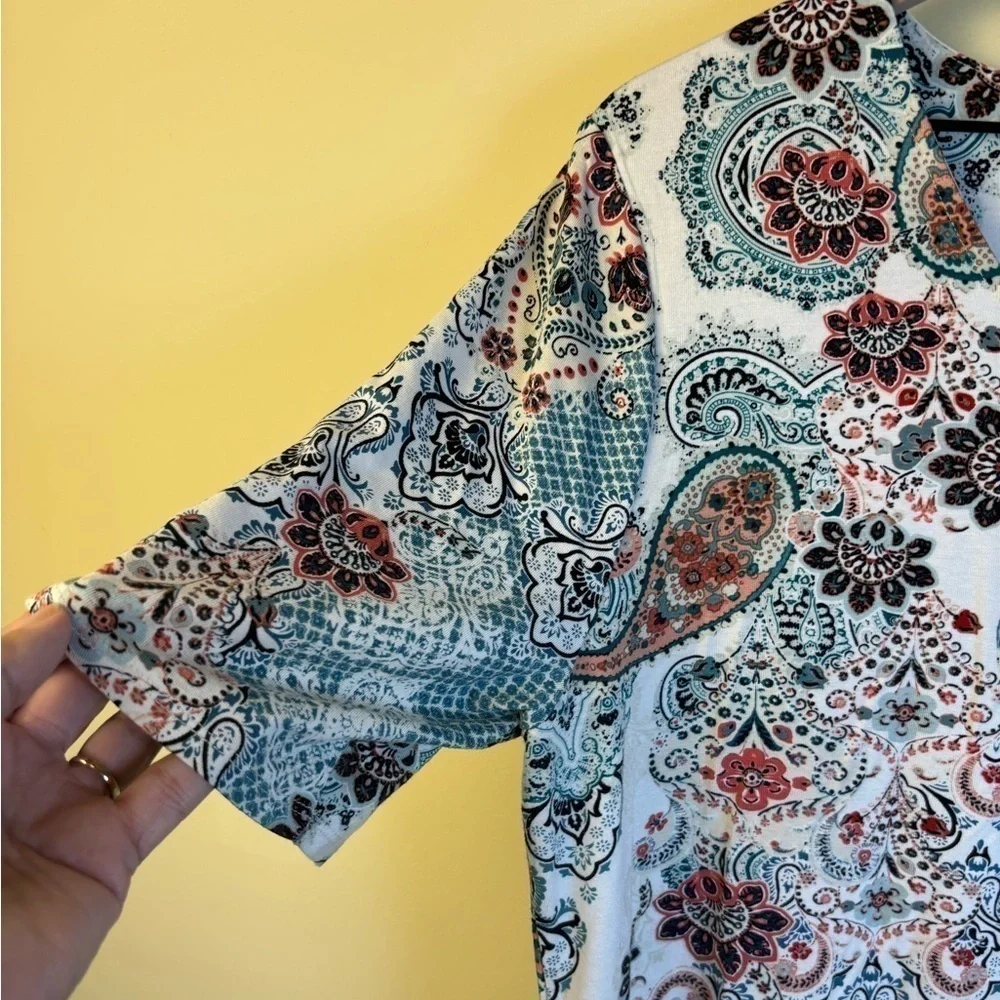 Chico’s Multicolor Paisley Floral Top Short Sleeve V-neck Size 2 = Large